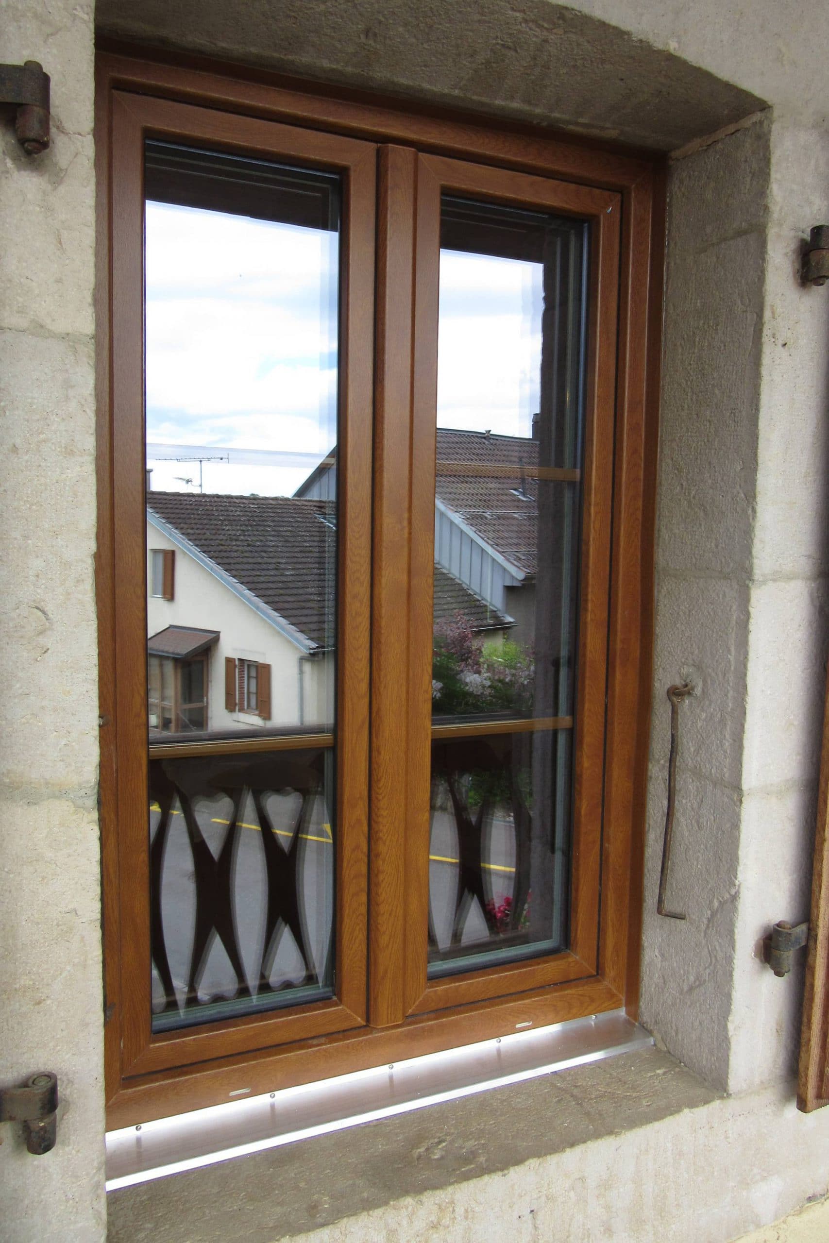 fenêtre avec cadre en bois